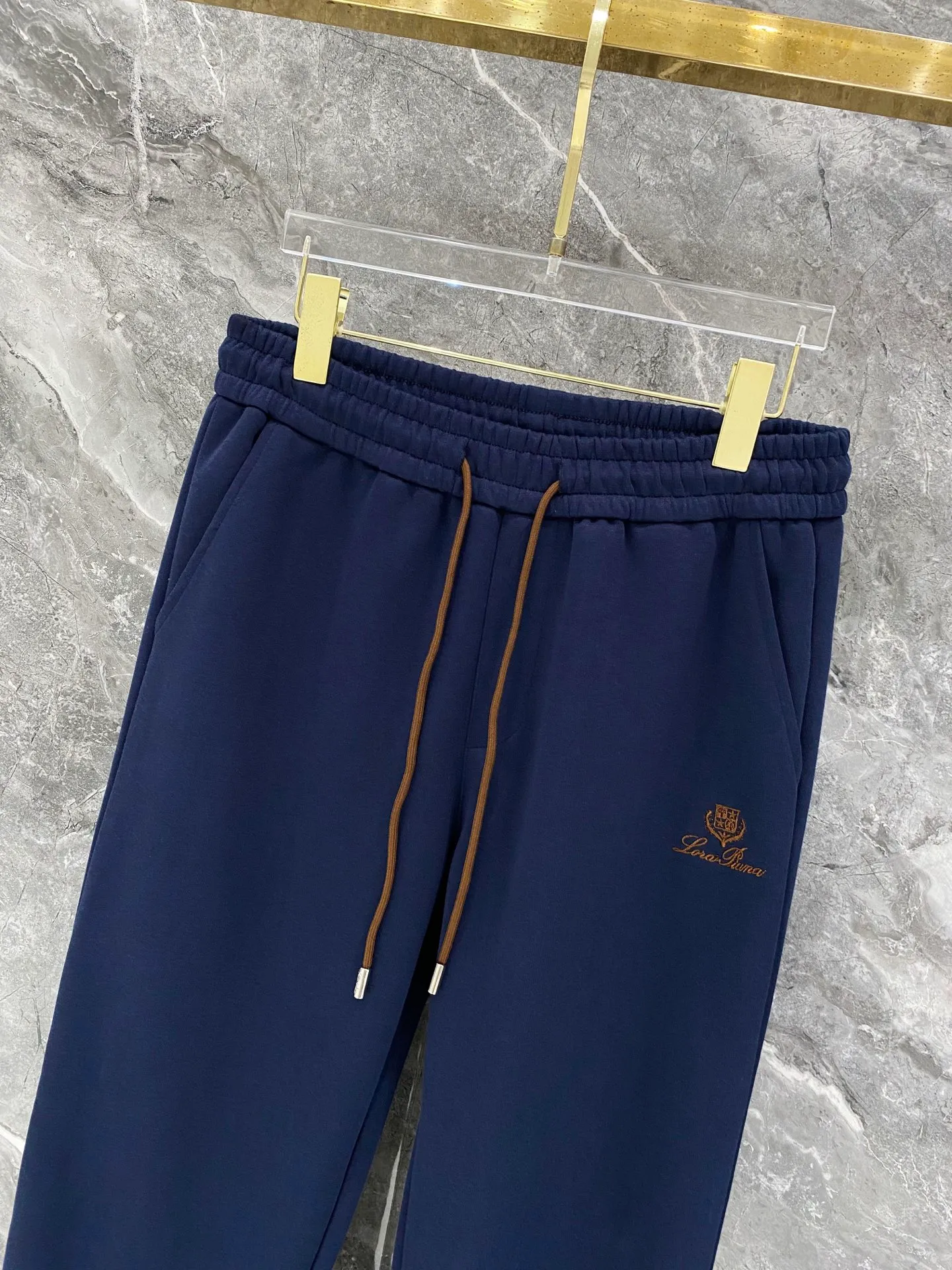 Loro Piana·Noyou Piana suit 26ss customized top-quality fabrics new jackets casual pants, ribbon letter embroidery stitching new show products‼ The product is in perfect condition, comfortable and warm, complete with three labels, full and attractive color, very outstanding design, customized hardware accessories can easily enhance the fashion sense, the workmanship is extremely elegant and rigorous, and the wiring is neat and meticulous! A masterpiece from a famous designer! The upper body does not look bloated and is super handsome! Sizes：M～XXXL